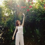 “한여름 오후, 햇살을 안고”…조이현, 꽃잎 아래 빛나는 순간→청초美...