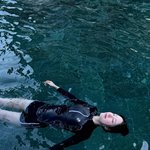 “<b>무심</b>한 물결 위로 떠오른 여름”…채원빈, 평온한 낮→물 아래 속삭임