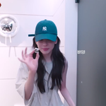 닝닝 카리나 견제해서 모자 뺐어 쓰나 봄