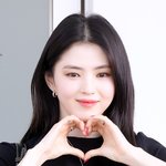 [현장포토] "설.렘.주.의.보"...한소희, <b>인형</b>의 하트