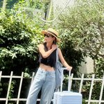 한가운데서 빛난다”…기은세, <b>청량</b>한 여행 준비→솔티트 블루 캐리어...