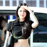 '빼꼼' 드러낸 복부 타투…감히 흉내낼 수 없는 '힙 <b>MAX</b>' 올블랙