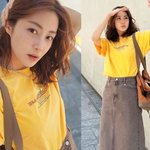 노란 티셔츠에 청춘 감성 꽂혔다…<b>민낯</b>+롱스커트의 무심한 세련미