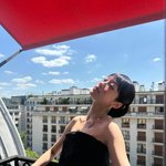 파리서 폭발한 '올블랙' 아우라...<b>무심</b>한 표정에도 '숨멎' 비주얼