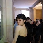 노윤서, 가녀린 어깨 드러낸 <b>올블랙</b> 드레스 자태…인형 보다 빛나는...