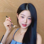 아이즈원 시절 팬 선물 6년째 착용하는 장원영 <b>조하</b>은 기자