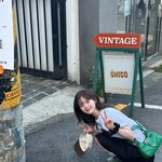 “빌려온 고양이와 함께”…한수아, 여름 골목길에서 나눈 온기→순수 <b>미소</b>