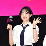 '출연료 42억설' 조유리, 母에 정산 통장 공유…"돈 같이 써"...