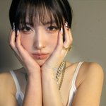 [드루와] 트와이스 모모, <b>도발</b>적 눈빛+입술 피어싱으로 '핫걸'...