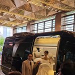 김준호김지민, 결혼식장 등장 포착…손 잡고 에스코트 [N샷]