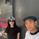 <b>개리</b>, '10살 연하' 아내와 도심 데이트…허리 드러낸 화끈 패션