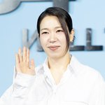 [현장포토] "대세의 손인사"…염혜란, 여유러운 <b>미소</b>