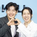 [현장포토] "<b>미소</b>가 데칼코마니"…강하늘·염혜란, 건치 스마일