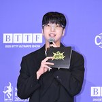 [포토] 유재필 '고 백 투 더 퓨처 컨셉 제대로'