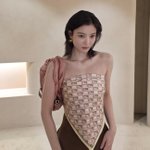 김유정, 소녀는 없다…어깨 드러낸 과감한 스카프톱 '파격 패션'