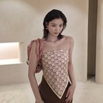 “국민 여동생은 잊어라” 김유정, 스카프 한장으로 <b>상의</b> ‘끝’