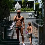 [드루와] '54세' 홍석천, 나이 믿기지 않는 근육질 몸매…"살쪘나봐"...