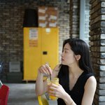 류이서, 전진과 주말 카페 데이트…감탄 나오는 무결점 흰 '피부'