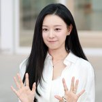 김지원 '다정한 <b>출국인사</b>'[포토]