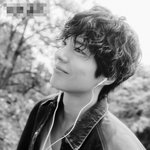 젖은 곱슬머리에 <b>소년</b>미 넘치는 화보 컷