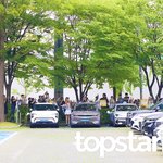 팬들’…‘금발 조이 못보신 분 손 드세요’ (<b>동물</b>농장 출근길) [HD포토]