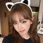  고양이 귀 헤어밴드로 '냥슬기' 완성...<b>팬심</b> 녹이는 표정까지