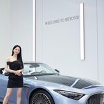 “단정한 시선 머문 순간”…조이현, 강렬한 올블랙→럭셔리 앞 우아한...