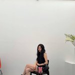 수지, 원피스로 드러낸 '명품' 각선미…<b>광채</b> 비주얼 [N샷]