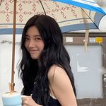 수지, 명품백만 있으면 길거리도 런웨이..바닥에 앉아도 <b>모델핏</b>