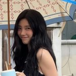 <b>수지</b>, 원피스로 뽐낸 명품 각선미...“걷기만 해도 화보”