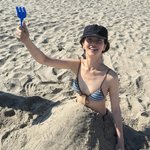 박규영, 과감한 비키니 입고 모래<b>찜질</b>‥뼈말라 몸매의 정석