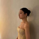 깊은 쇄골+직각 어깨, <b>청룡</b>서 미모 포텐 드레스‥김고은 “미쳤는갑소”