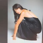 '라이언과 이혼' 안현모, 과감한 맨살 <b>뒤태</b>로 표지 장식