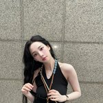 에스파 카리나, <b>P사</b> 명품룩으로 화끈한 여름…어깨 노출