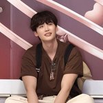 ‘아이유’ 이종석, 홍콩 여행 중 <b>더위</b>에 지쳤나…길바닥 앉아 멍뭉미...