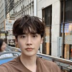 떠오르는 흰 피부 비주얼→<b>체크</b> 셔츠 셀카..점점 닮아가네[스타IN]