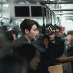 '아이유' 이종석도 '<b>지옥철</b>' 못 피했다…잠깐, 눈에 영혼이 없는데