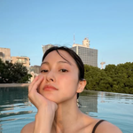 카라 박규리, 수영장서 모노<b>키니</b> 입고 여유...미모가 맑네!