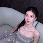 고윤정, <b>실버</b> 드레스로 단아함의 정석… 이런 우아함 실화냐