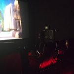 [어케생각해] 요샌 영화관에서 영화 보면서 핸드폰 봐도 되나요?