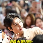 이민호, <b>군중</b> 속 돋보이는 또렷한 비주얼 [O! STAR 숏폼]
