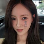 '금융맨' 효민, 강다니엘과 렌즈 사업 근황…"<b>샘플</b> 끼고"