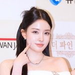 [현장포토] "콕 찍어, 러블리"...윤, 인형의 애교