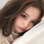 이즈나 <b>정세비</b>, 화이트 의상에 치명적 눈빛까지…팬들 심장 폭격한...