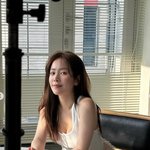 '최정훈과 처음 공개열애' 한<b>지민</b>, 훅 파인 의상에…"옷 좀 여며요"...