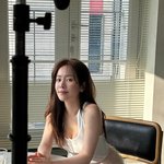 [댓글부탁해] 한<b>지민</b>, 이러니 ‘10살 연하’ 최정훈이 반하지…청순·섹시...