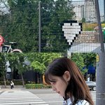 “keep going <b>on</b>”…한수아, 여름 저녁길에서→근심 없는...