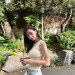 권나라 햇살 즐기는 모습도 화보 같아…눈부신 미모