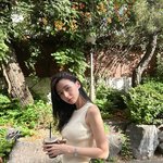 “여름 볕 아래 <b>담백</b>한 눈빛”…권나라, 초록 잎새 속→청량한 산책...