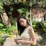 권나라, <b>무심</b>한 듯 세련된 여름 스타일링 끝판왕! 니트 민소매와...